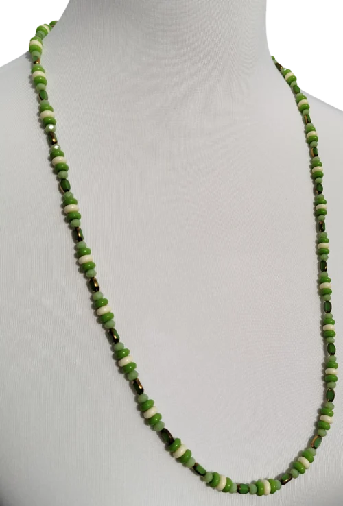 grüne naturkette – lange perlenkette in smaragd & creme