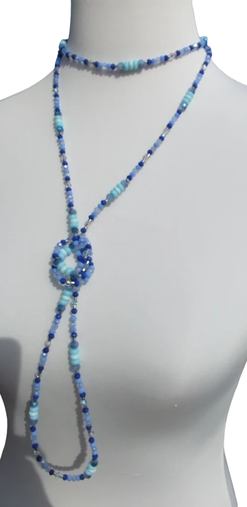 himmelblaues knoten perlenkette – handgefertigtes statement in aquamarin und kobaltblau