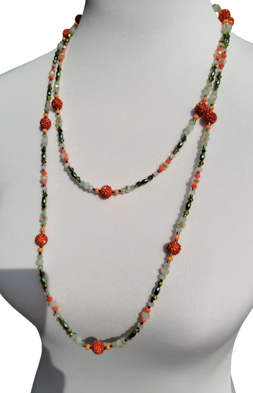 feuriges perlenkette in koralle, jade und olivgrün