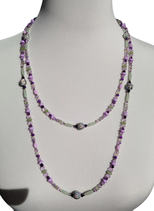 lavendel perlenkette – handgefertigtes statement in flieder und jadegrün