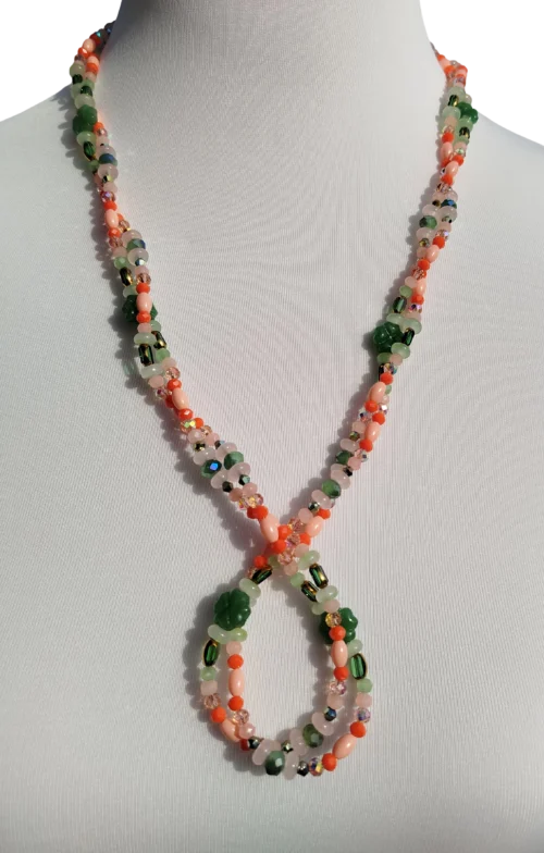 pfirsichgarten perlenkette – handgefertigtes statement in koralle und smaragd